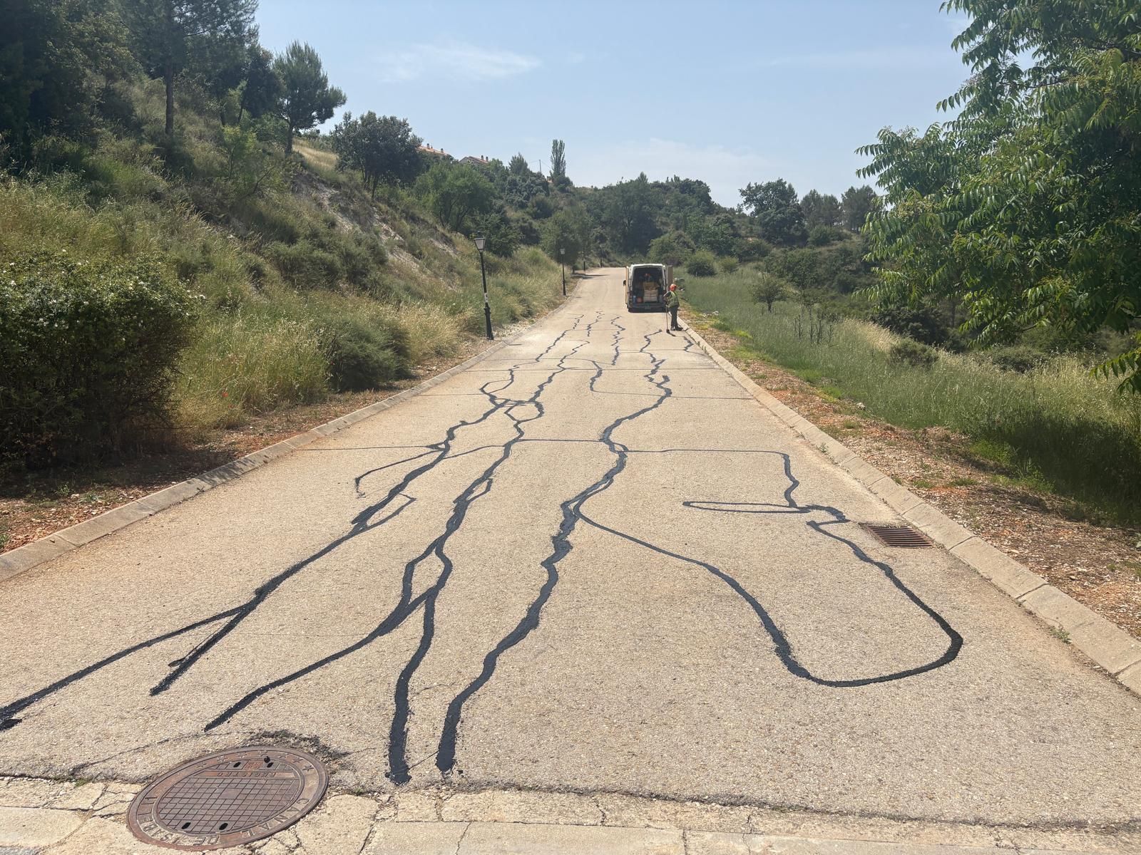 Grietas selladas en la urbanización Sierra de Tajuña, en Ambite