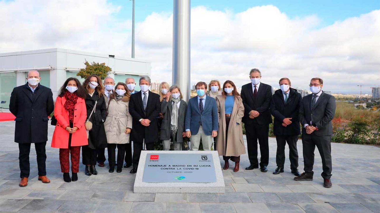 Placa en recuerdo a las víctimas de la pandemia en Valdebebas