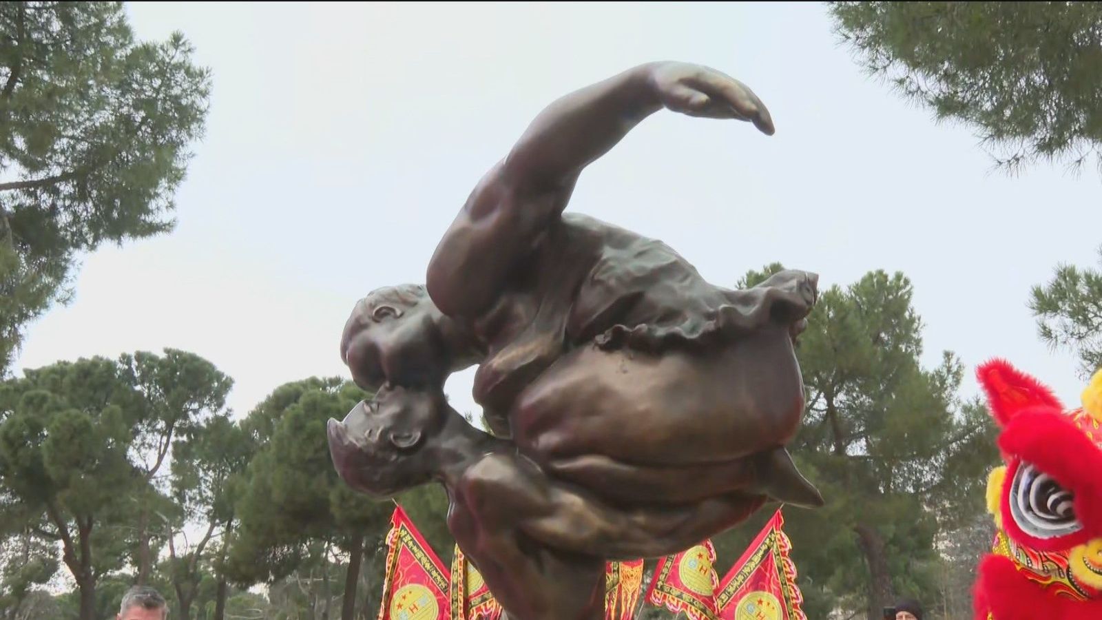 'El beso' de Su Jonfei ya se expone en el Parque Norte de la capital