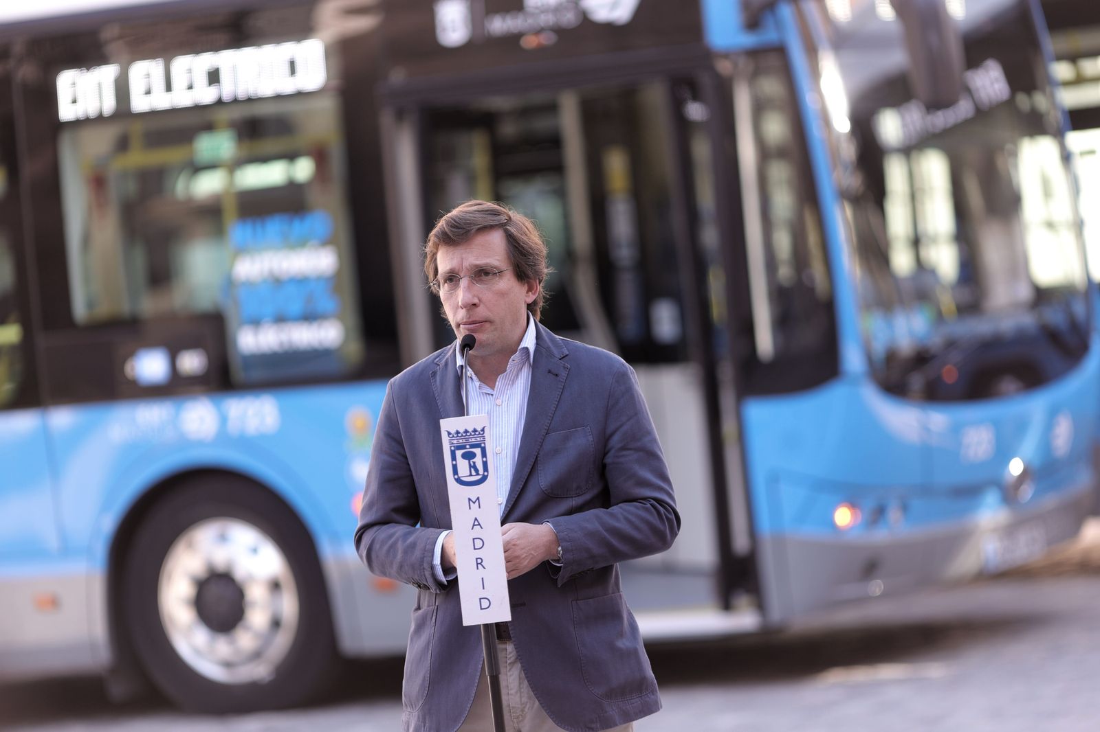 El alcalde de Madrid, José Luis Martínez-Almeida en la presentación de los nuevos buses eléctricos de la EMT