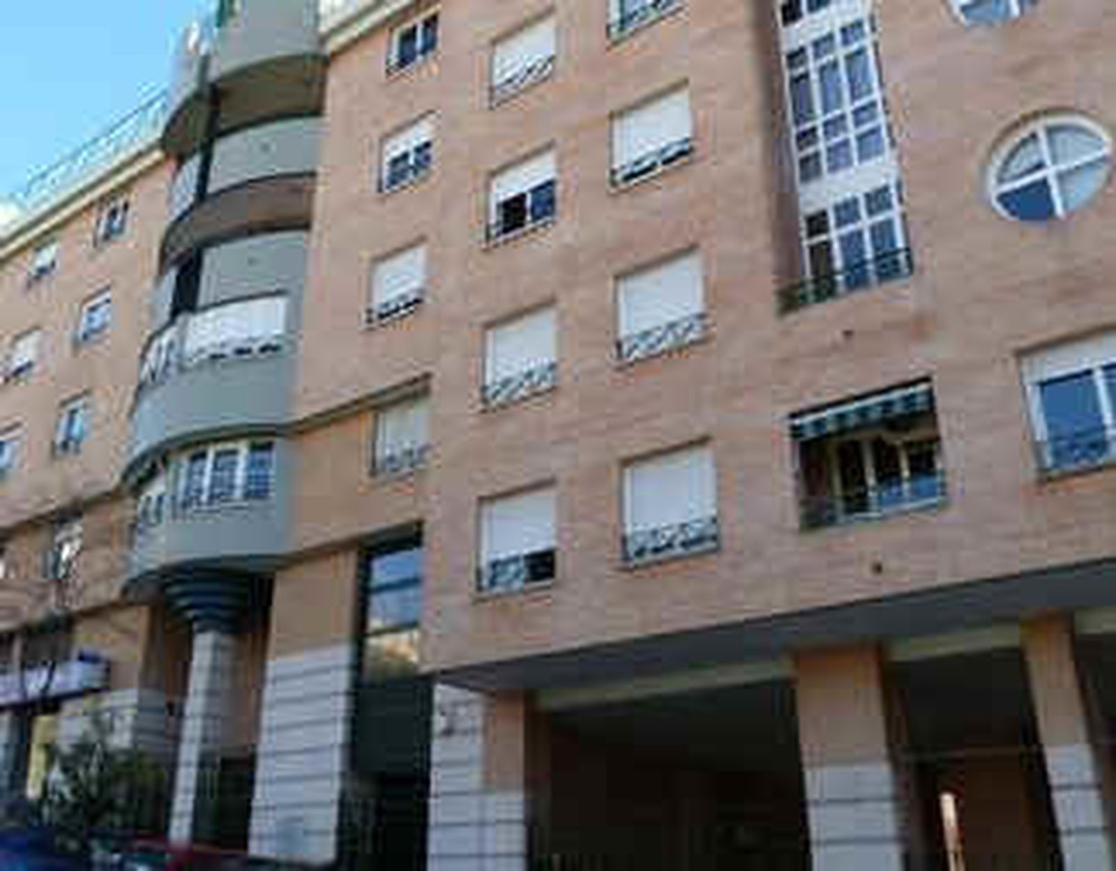 Una pareja entrega las llaves de su piso para saldar su hipoteca con el banco