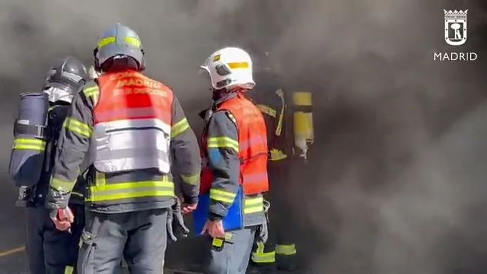Cuatro intoxicados leves por humo en el incendio de un cuarto de contadores en Fuencarral