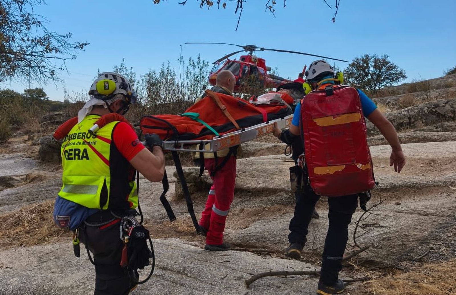 Traslado por el GERA de una excursionista accidentada en en la Cascada del Covacho, Moralzarzal