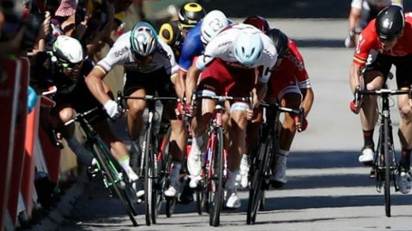 Sagan, expulsado del Tour tras un codazo a Cavendish