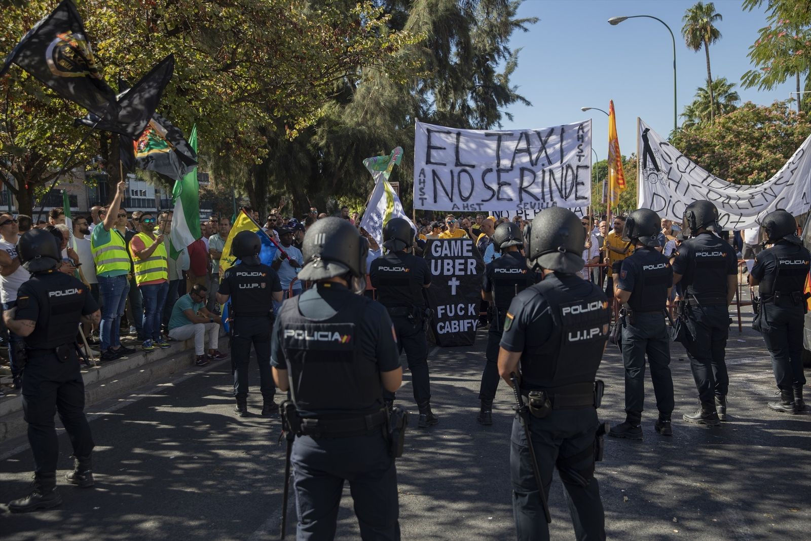 Taxitas manifestándose este viernes durante la concentración convocada por la Federación Andaluza de Autónomos del Taxi