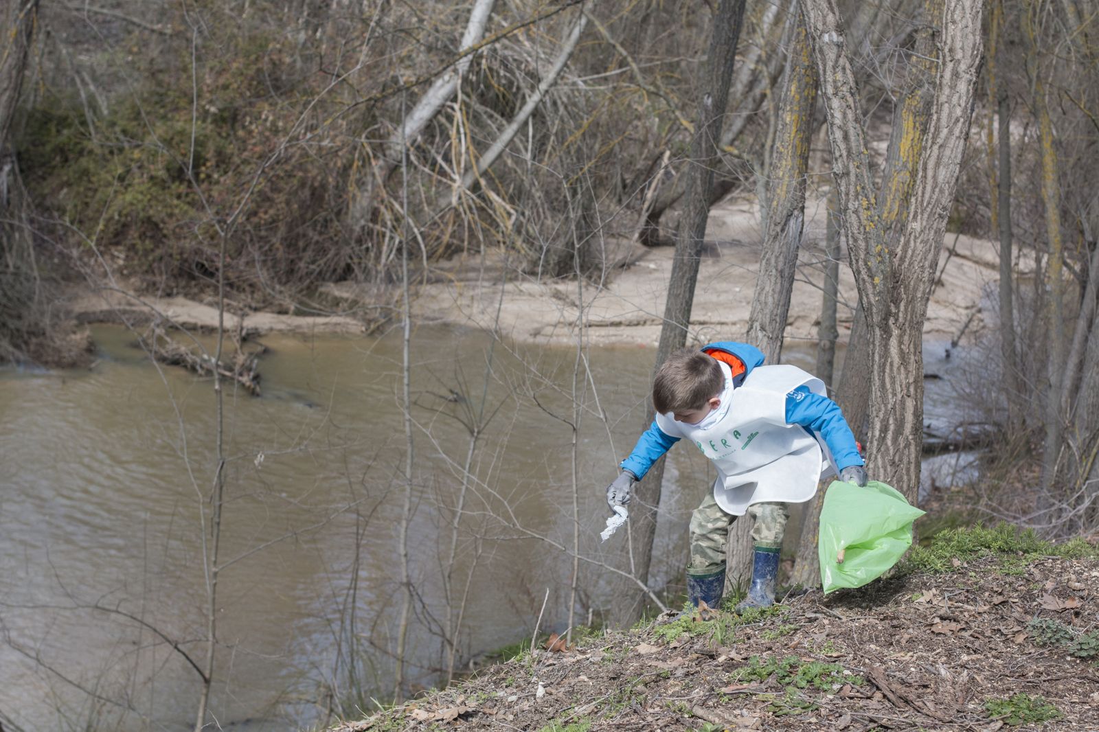 Un niño participa en una de las campañas de recogida de basura en la naturaleza