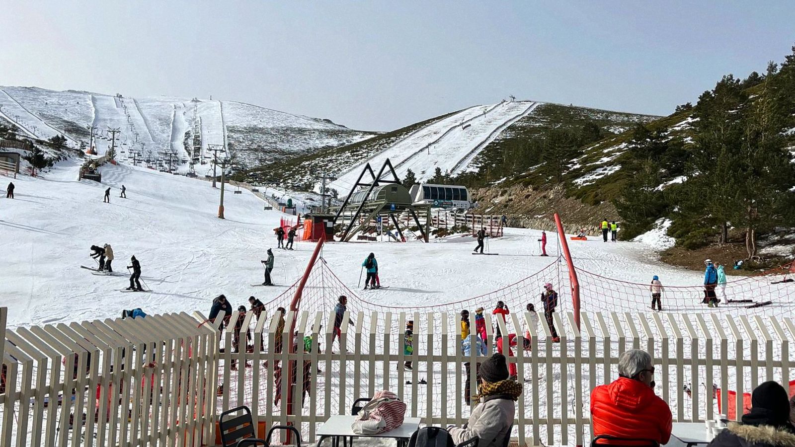 La Semana Blanca llena las pistas de Valdesquí de esquiadores
