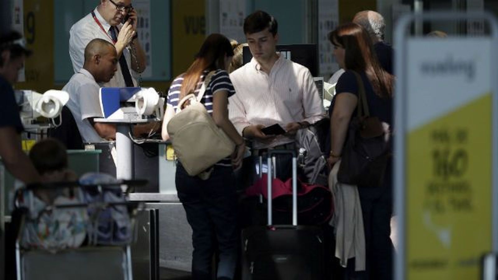 Fomento exige a Vueling un plan de contingencia para los meses de verano