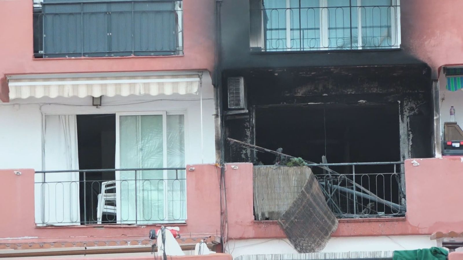 Incendio de una vivienda en Xàbia (Alicante) con  dos muertos y 40 desalojados