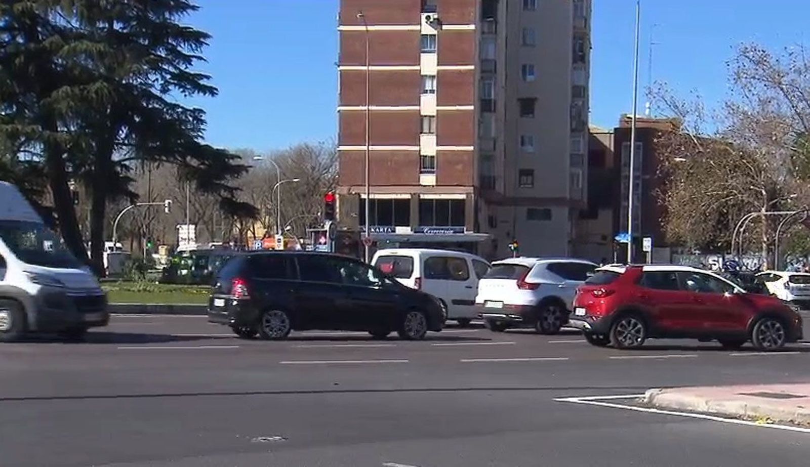 Días de multas en Plaza Elíptica por el acceso indebido de vehículos a la zona de baja emisiones