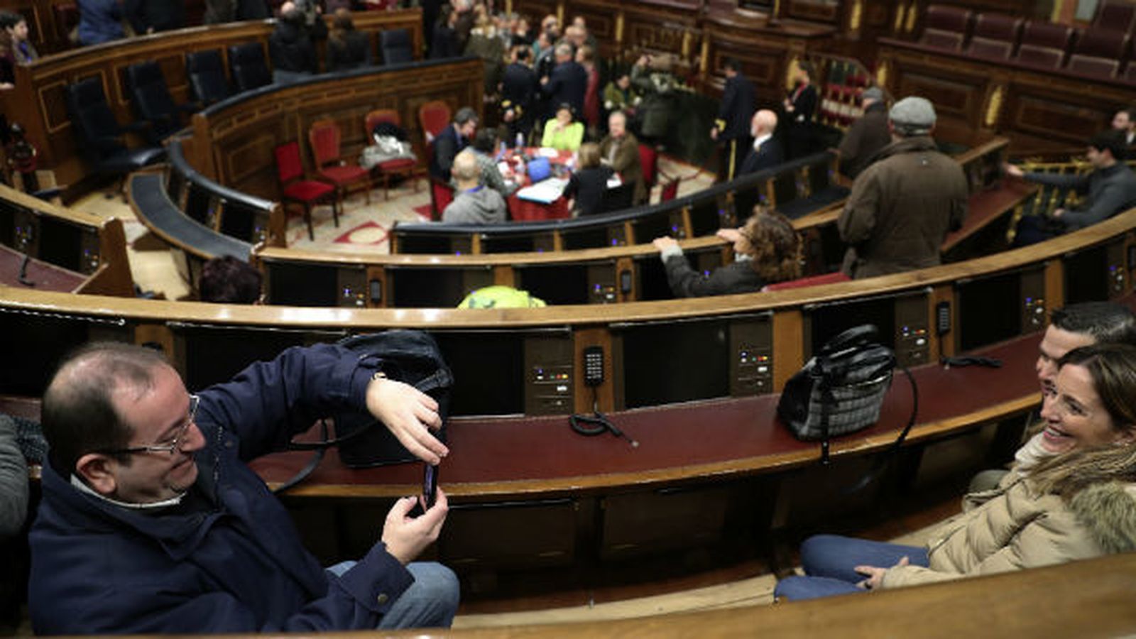 Grupos de personas en el hemiciclo del Congreso de los Diputados
