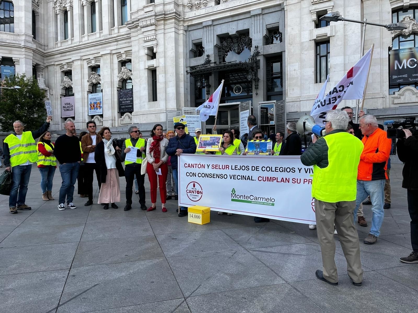Protesta de los vecinos de Montecarmelo en Cibeles
