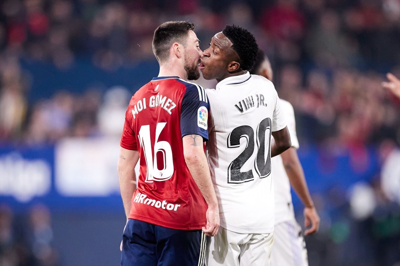 EuropaPress_4997818_vinicius_jr_of_real_madrid_cf_protest_to_moi_gomez_of_ca_osasuna_during_the