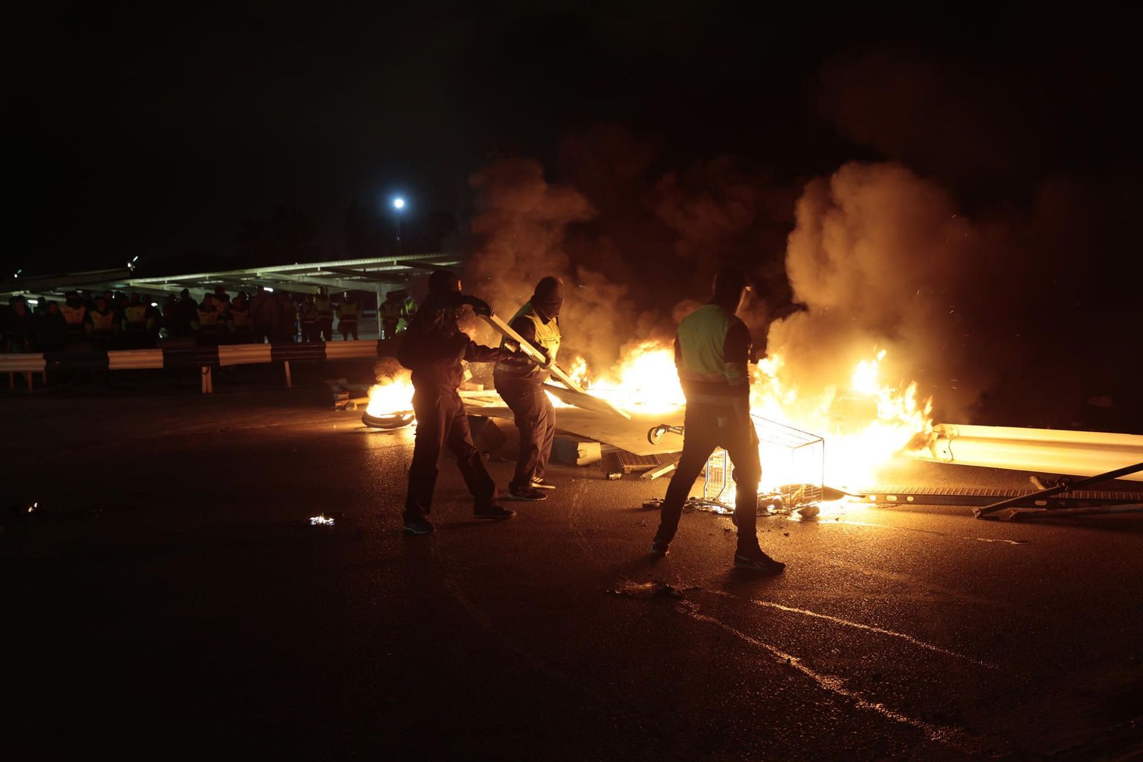 Piquetes y barricadas a las puertas de la factoría de Acerinox en Cádiz en el primer día de huegla indefinida