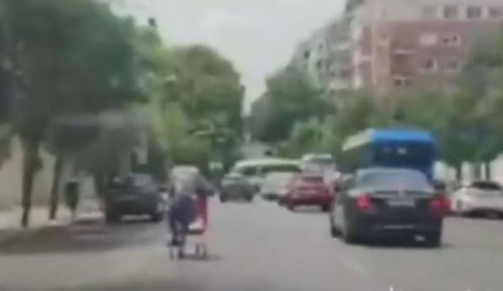 Un hombre subido a un carro de la compra