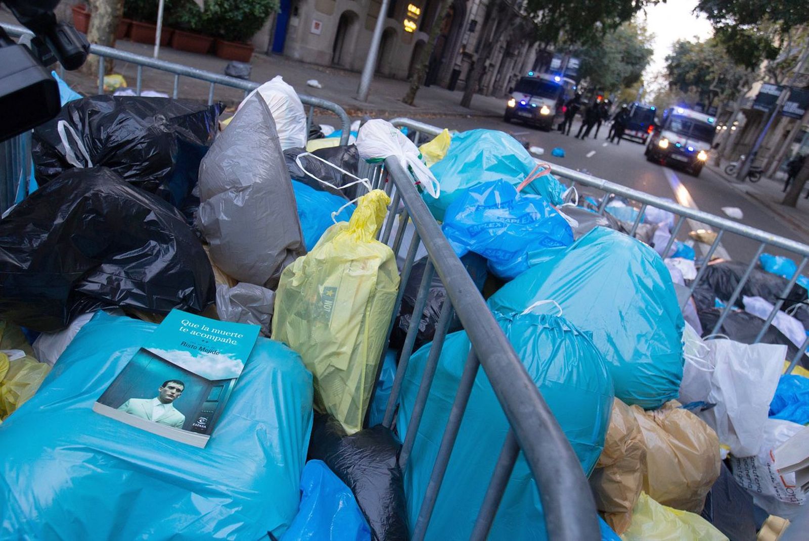 Arrojan bolsas de basura en Barcelona ante Delegación del Gobierno