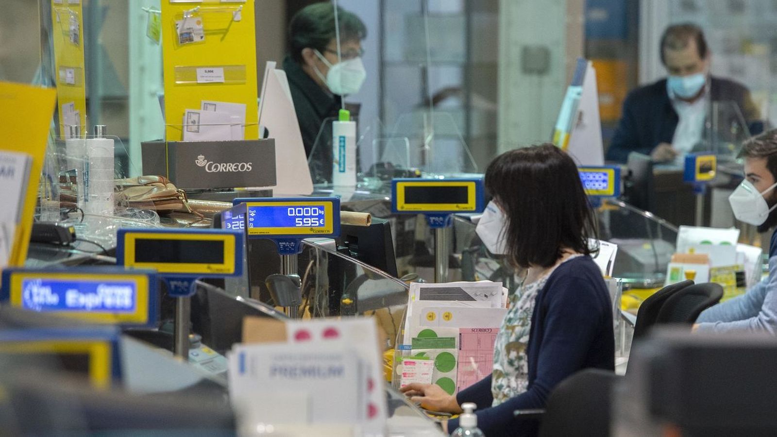 Interior de una oficina de Correos en Madrid