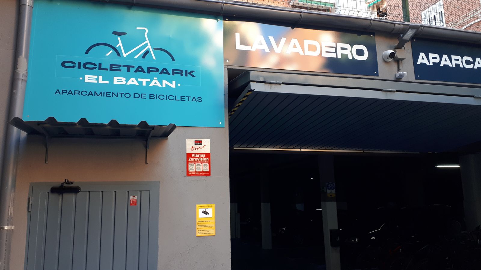 Acceso al aparcamiento de bicicletas