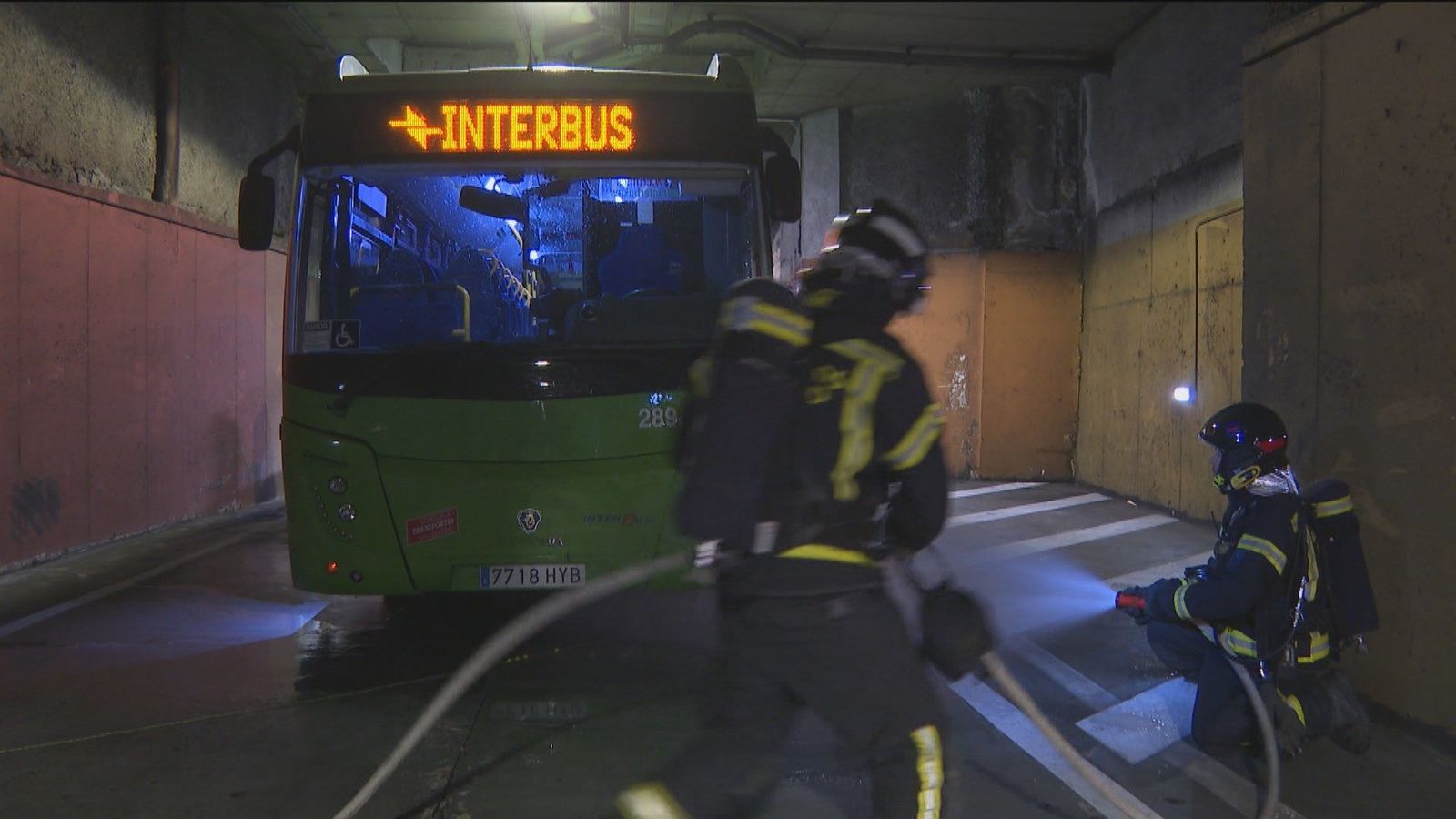 Simulacro de incendio de un autobús en el intercambiador de Plaza Castilla