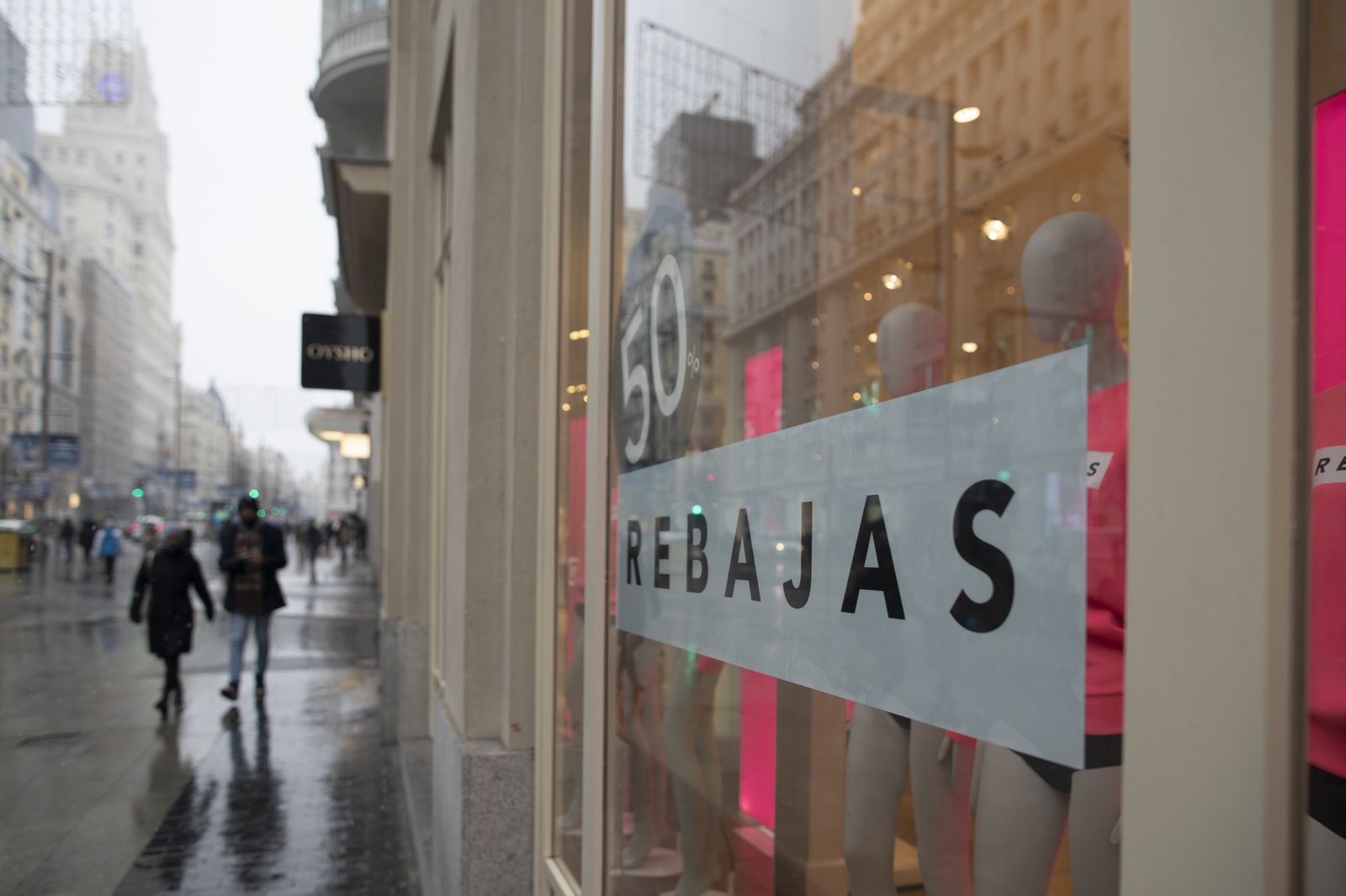 Escaparate de una tienda de Gran Vía con el cartel de rebajas