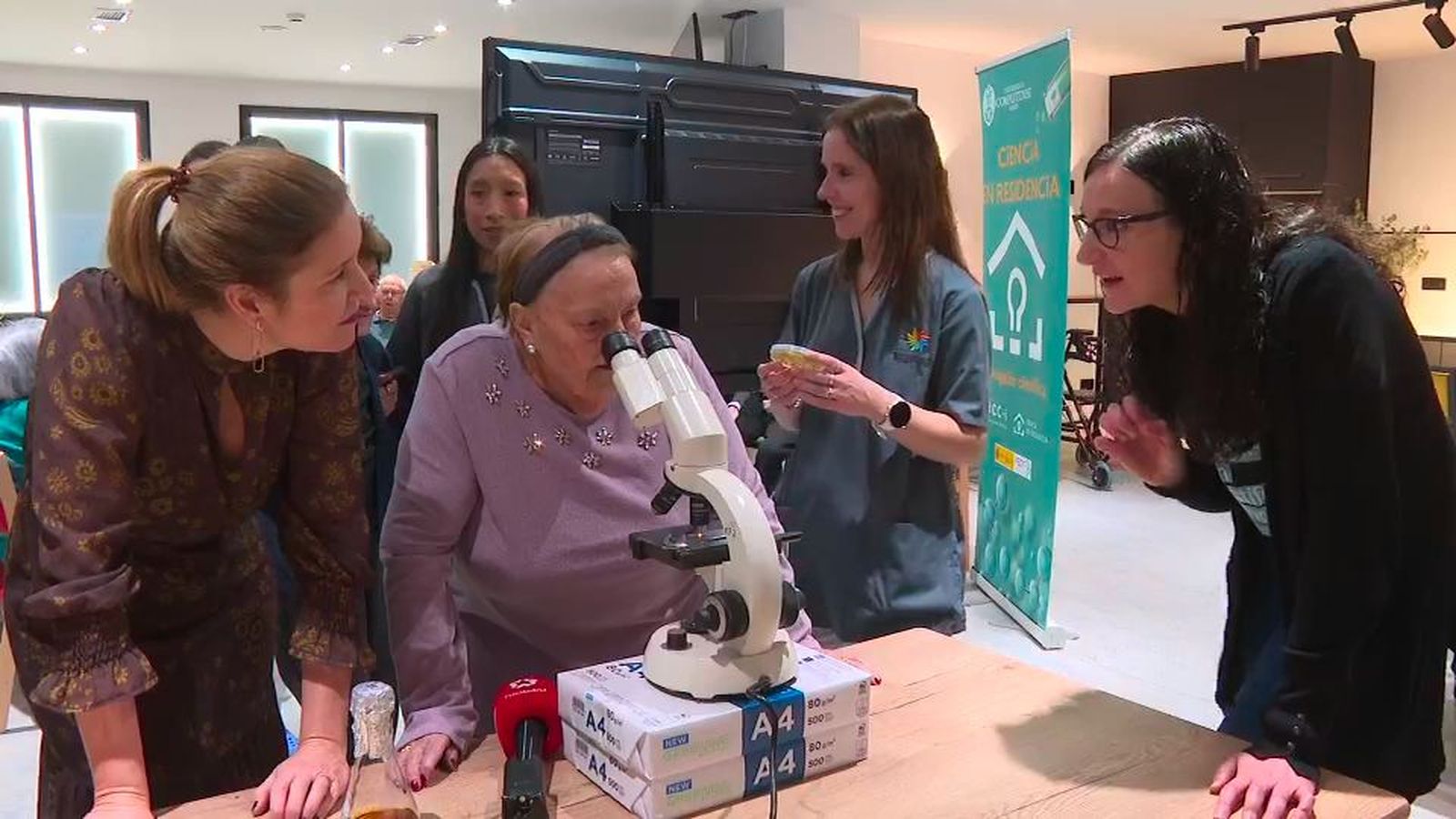 La ciencia sale del laboratorio y llega a los centros de mayores de Madrid