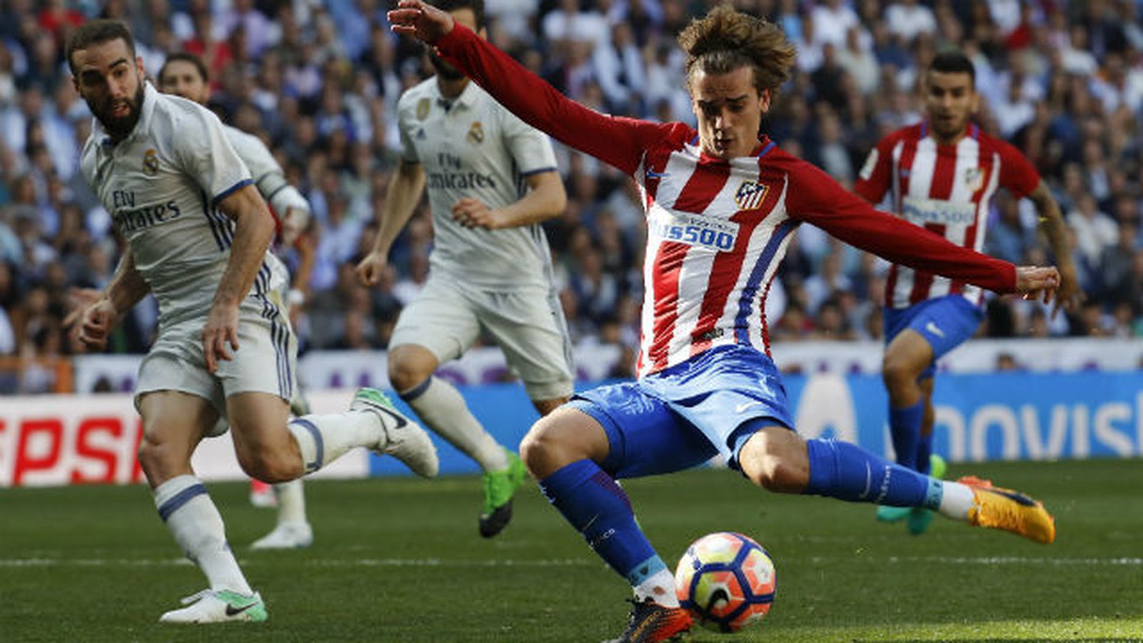 El delantero francés del Atlético de Madrid Antoine Griezmann dispara a portería