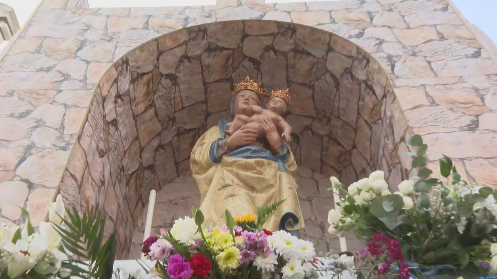 Los alumnos de los colegios de Madrid ofrecen flores a la Virgen de la Almudena