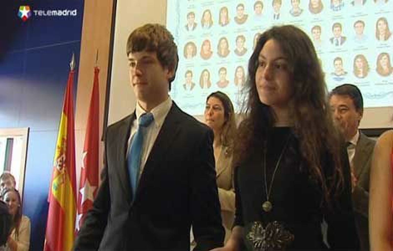 González asiste a la graduación de la 1ª promoción del Bachillerato de Excelencia