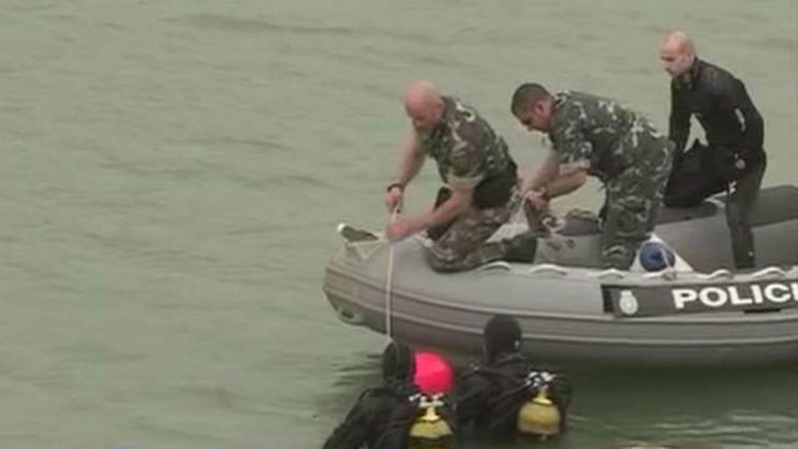 Buzos de la policía realizan una nueva búsqueda de Marta del Castillo en el Guadalquivir