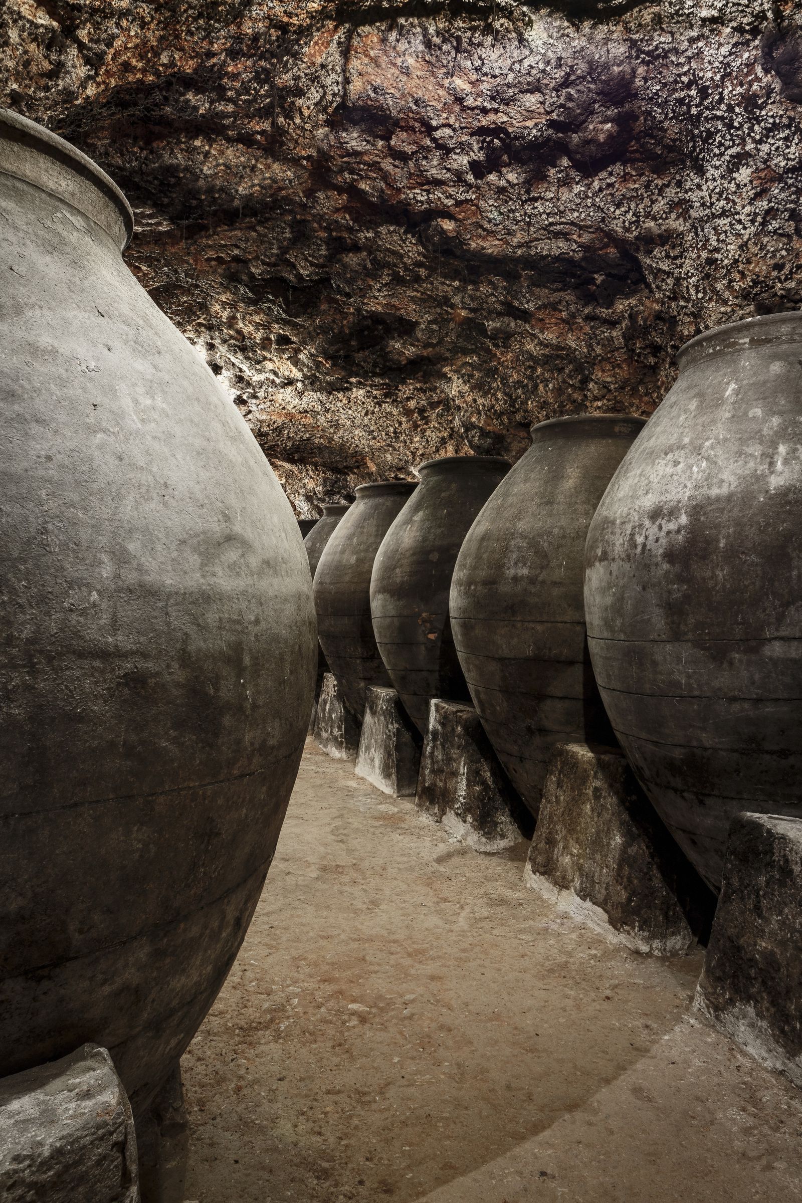 Tinajas en una cueva-bodega de Colmenar de Oreja