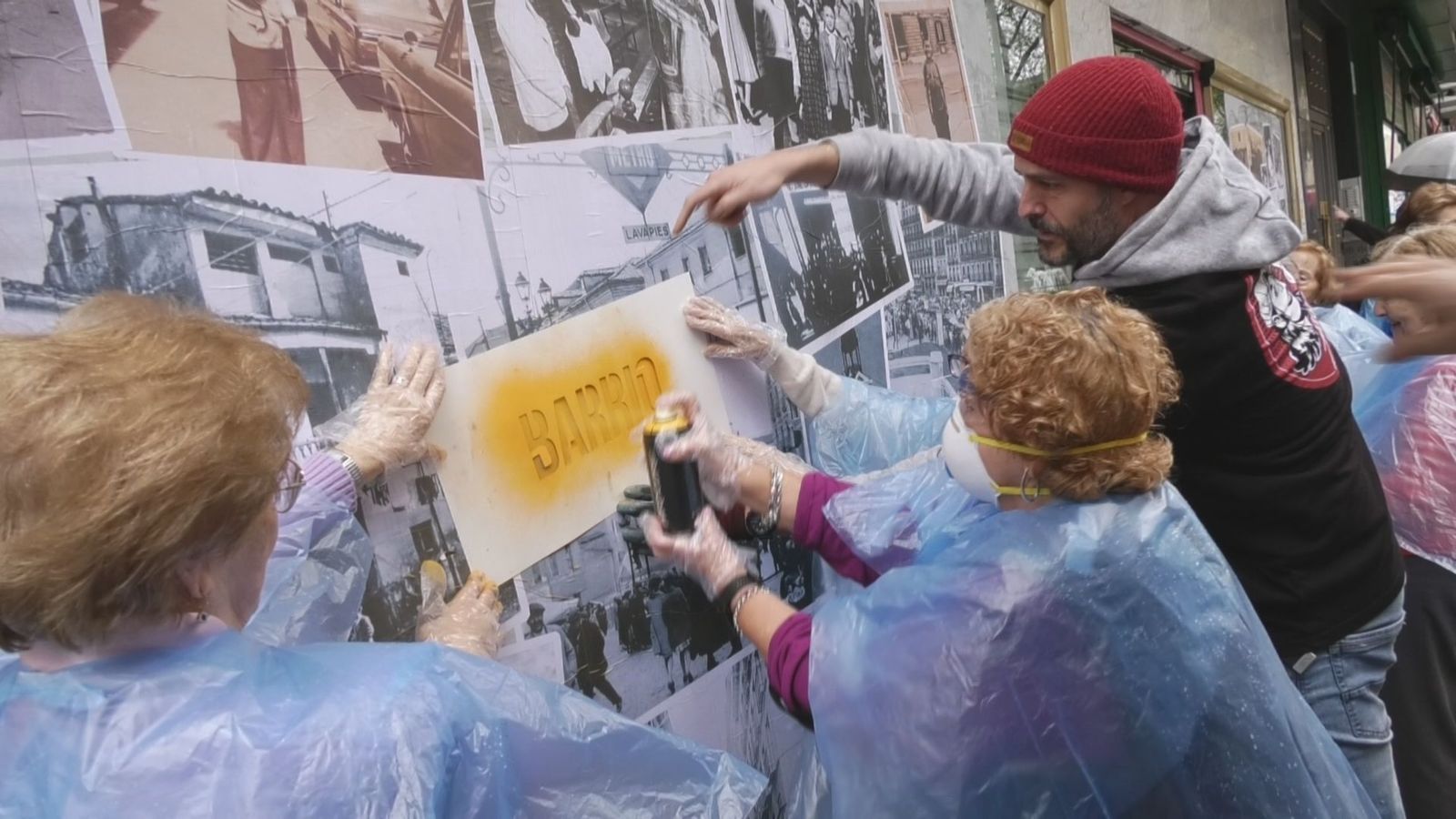 Las 'abuelas grafiteras' llenan de color y recuerdos Lavapiés en el Festival CALLE
