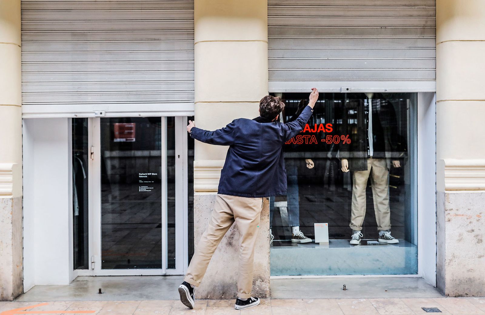 El trabajador de un comercio cierra su establecimiento