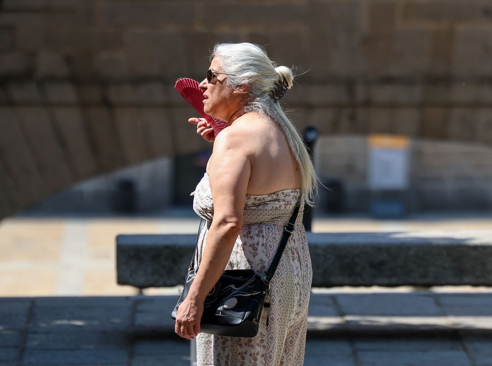 Una mujer se abanica durante la ola de calor