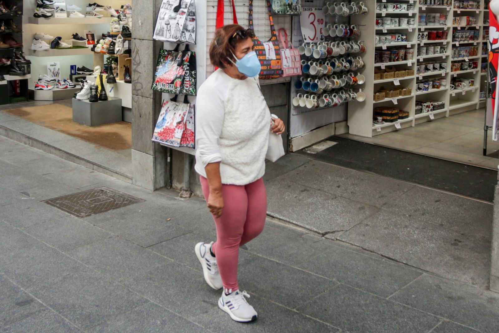 Mujer con mascarilla