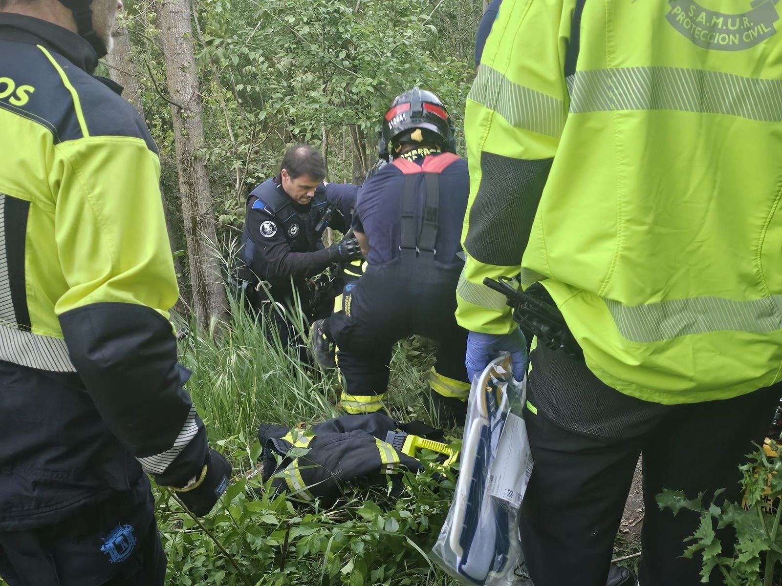 Rescatan en el río Manzanares a una joven que se tiró al agua para salvar a su perro