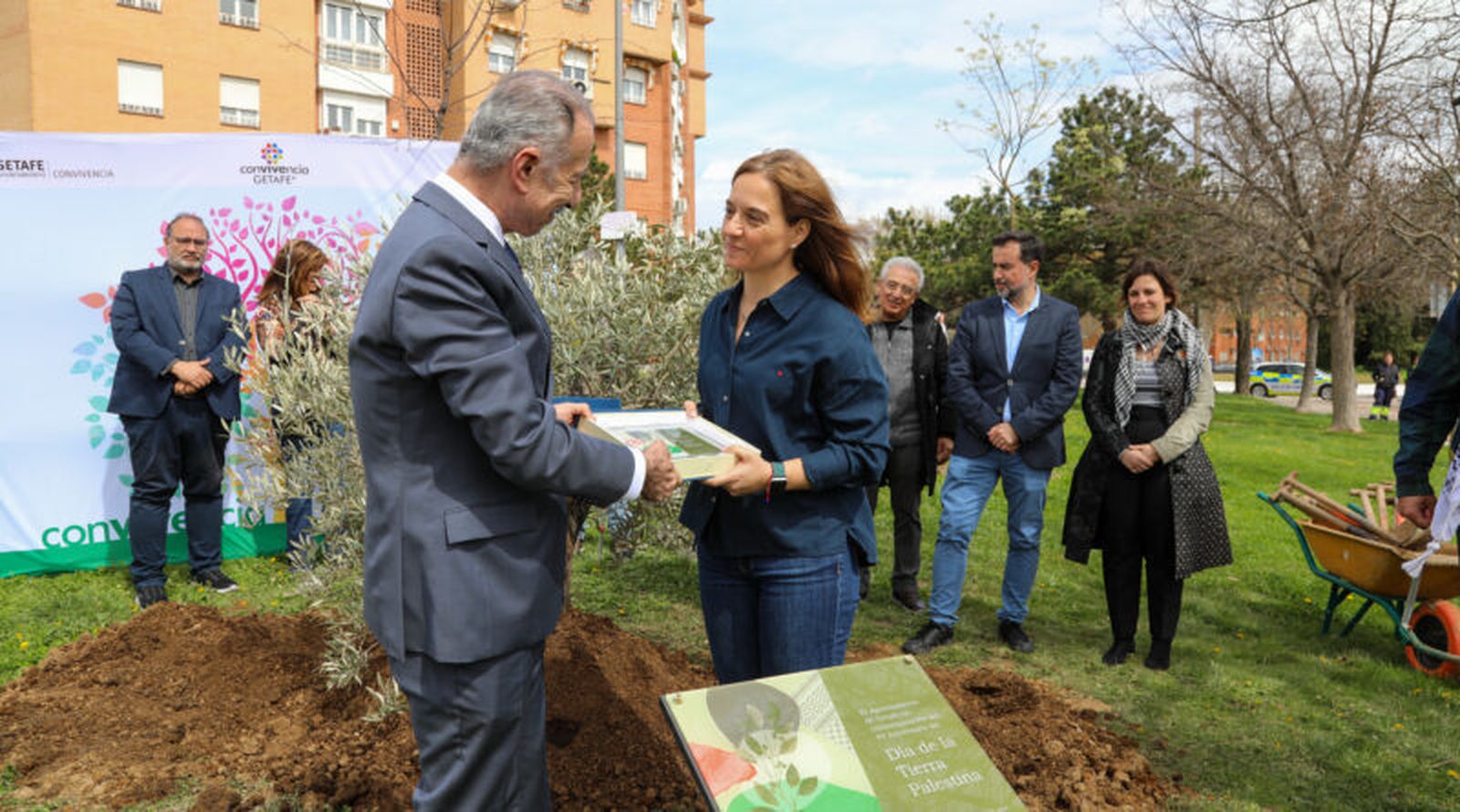 Plantación, junto con el Embajador del Estado Palestino, Husni Abdel Wahed, de un olivo en la calle Palestina de Getafe