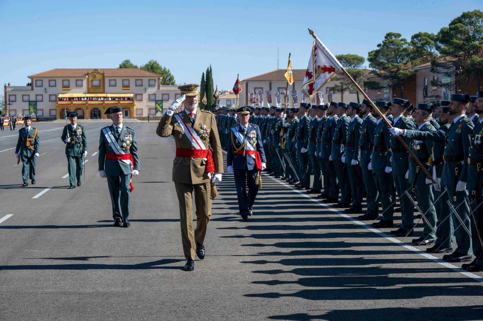 Más de 2.000 alumnos de la Guardia Civil juran bandera en Baeza (Jaén), ante el rey Felipe VI