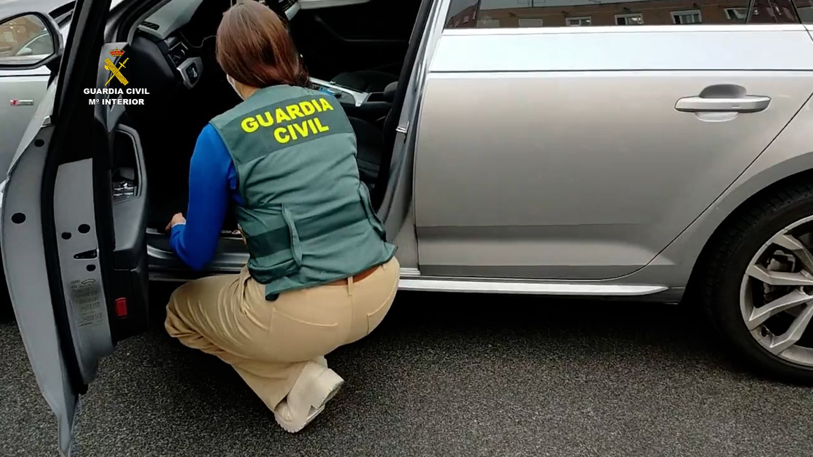 La Guardia Civil inspecciona uno de los vehículos manipulados