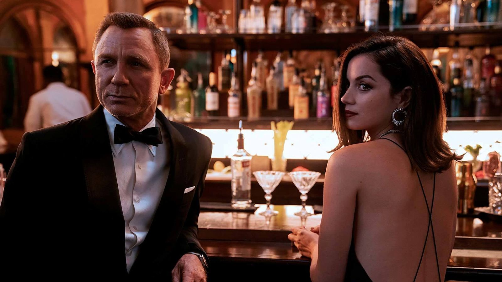 Escena de 'Sin tiempo para morir', con Daniel Craig y Ana de Armas