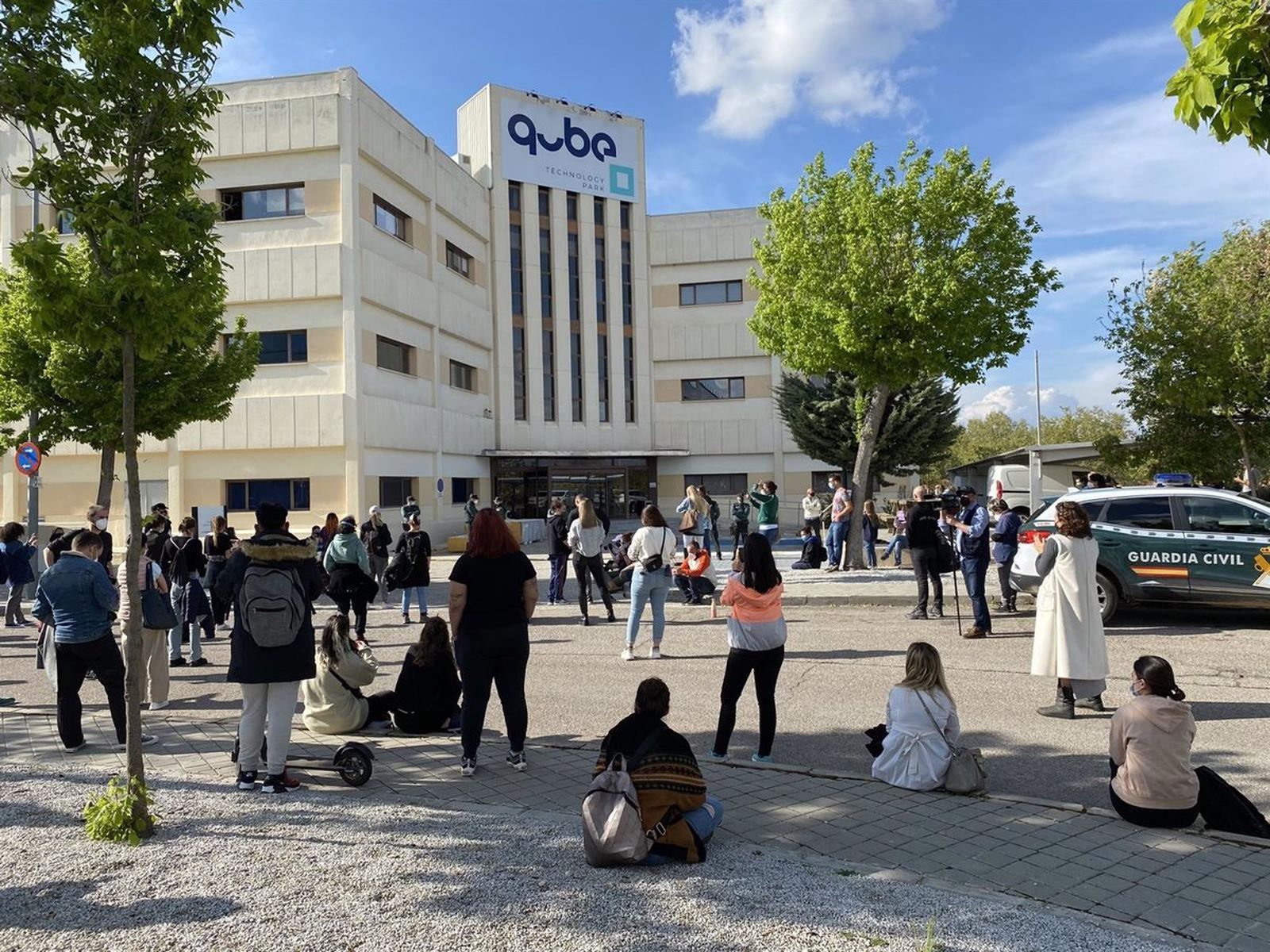 Concentración frente al edificio que alberga la empresa Vivotecnia, en Tres Cantos