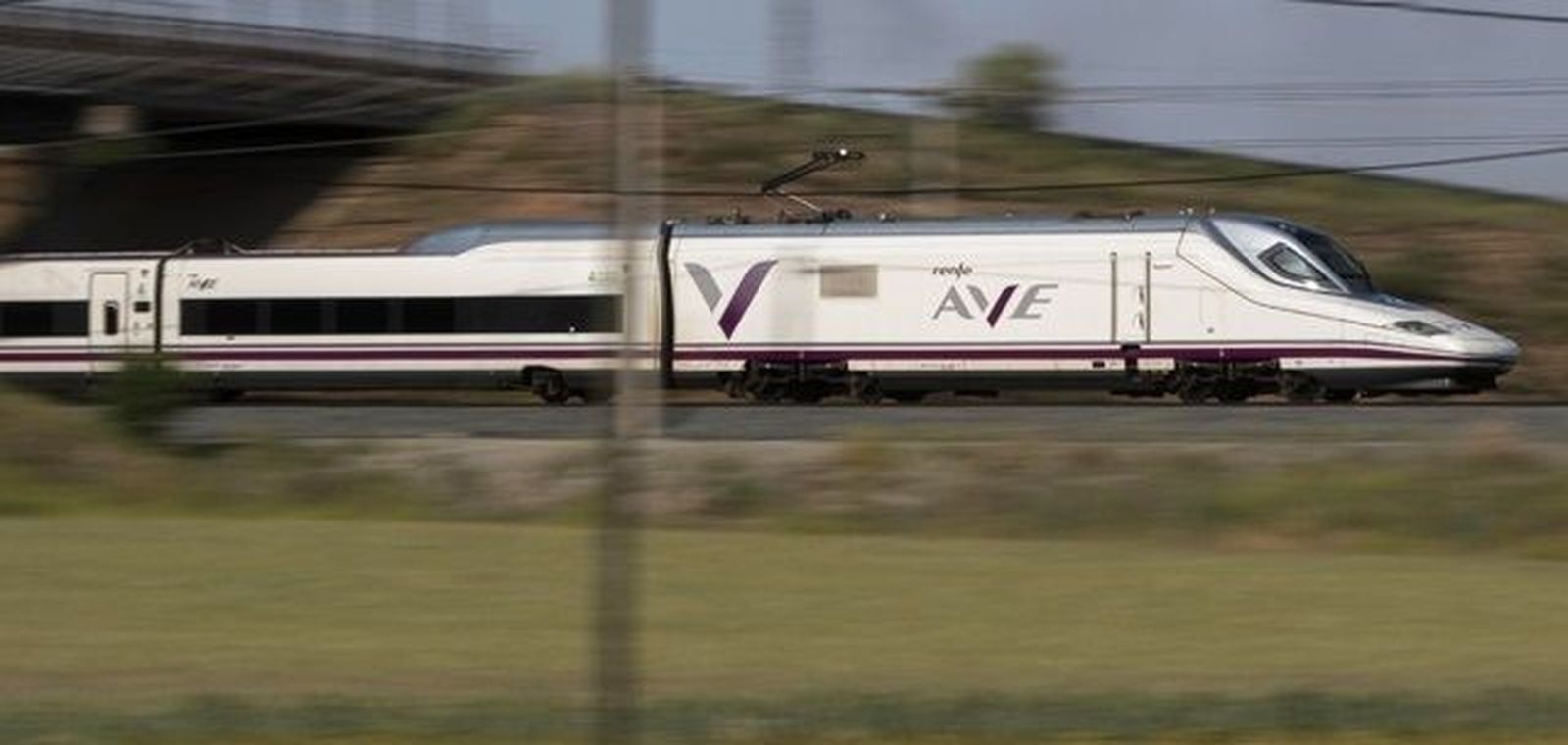 Restablecida la Alta Velocidad entre Madrid y Barcelona tras 3 horas sin servicio por un incendio forestal
