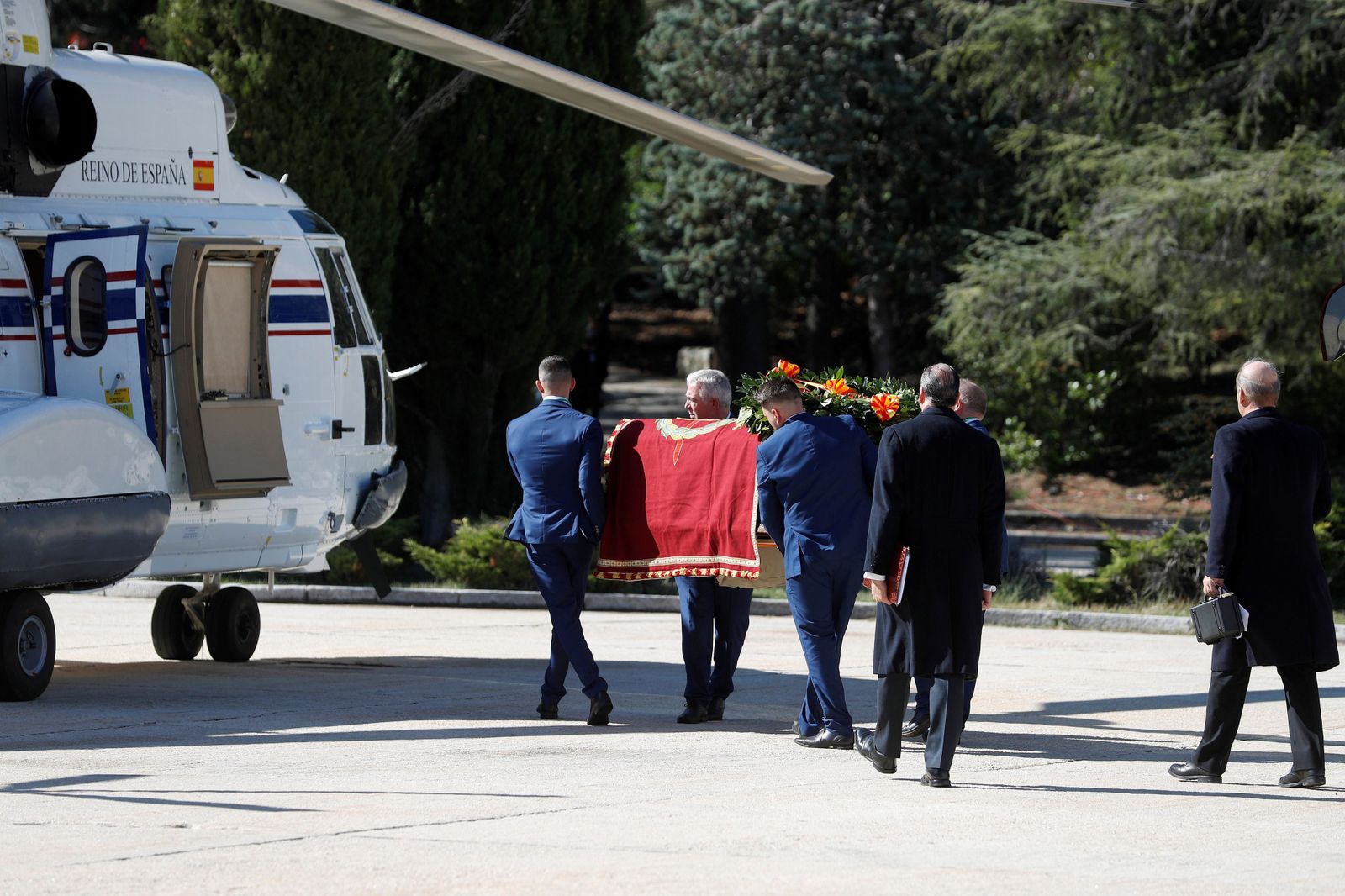 Momento previo a la introducción del féretro de Franco en el helicóptero que lo llevaría a Mingorrubio
