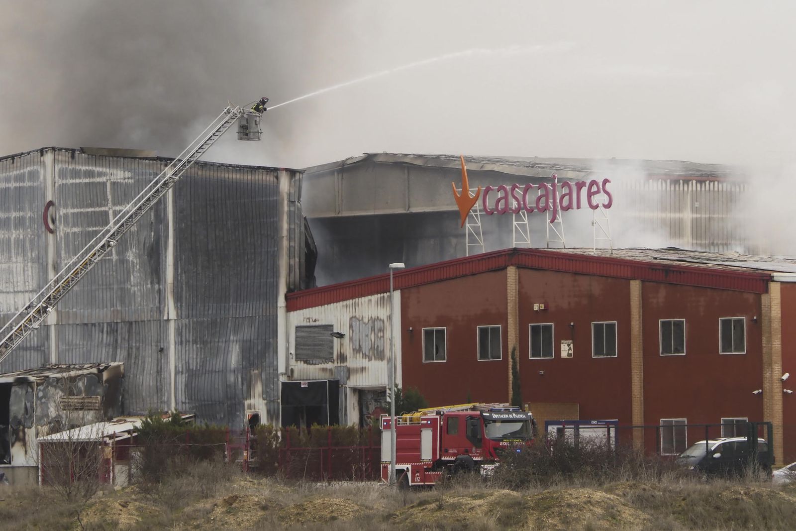 Un incendio destruye por completo la fábrica Cascajares en Palencia, famosa por sus capones de Navidad