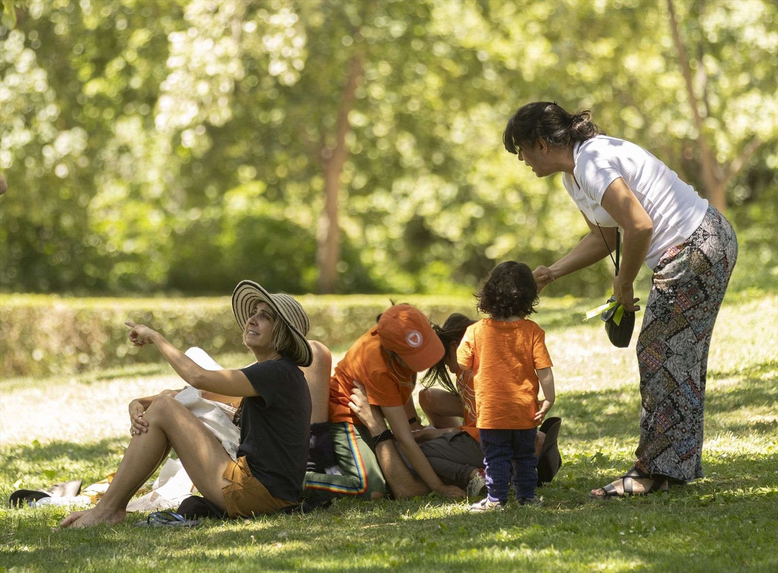 Una familia en el parque de El Retiro, a 4 de julio de 2023, en Madrid (España)