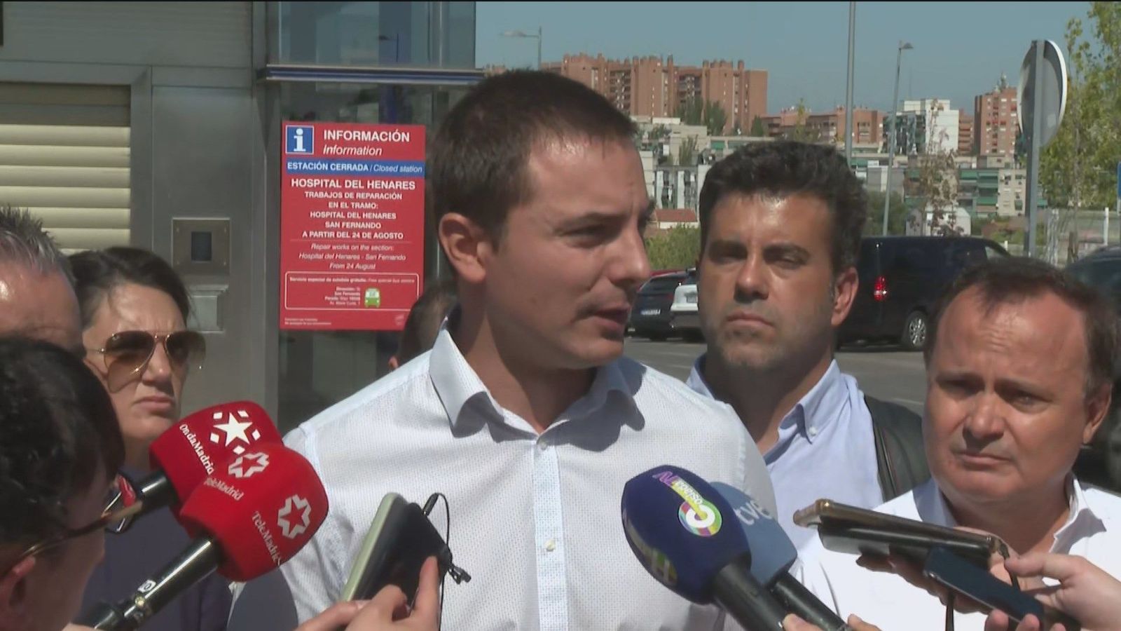 El socialista Juan Lobato visita las viviendas afectadas por la línea 7b de Metro