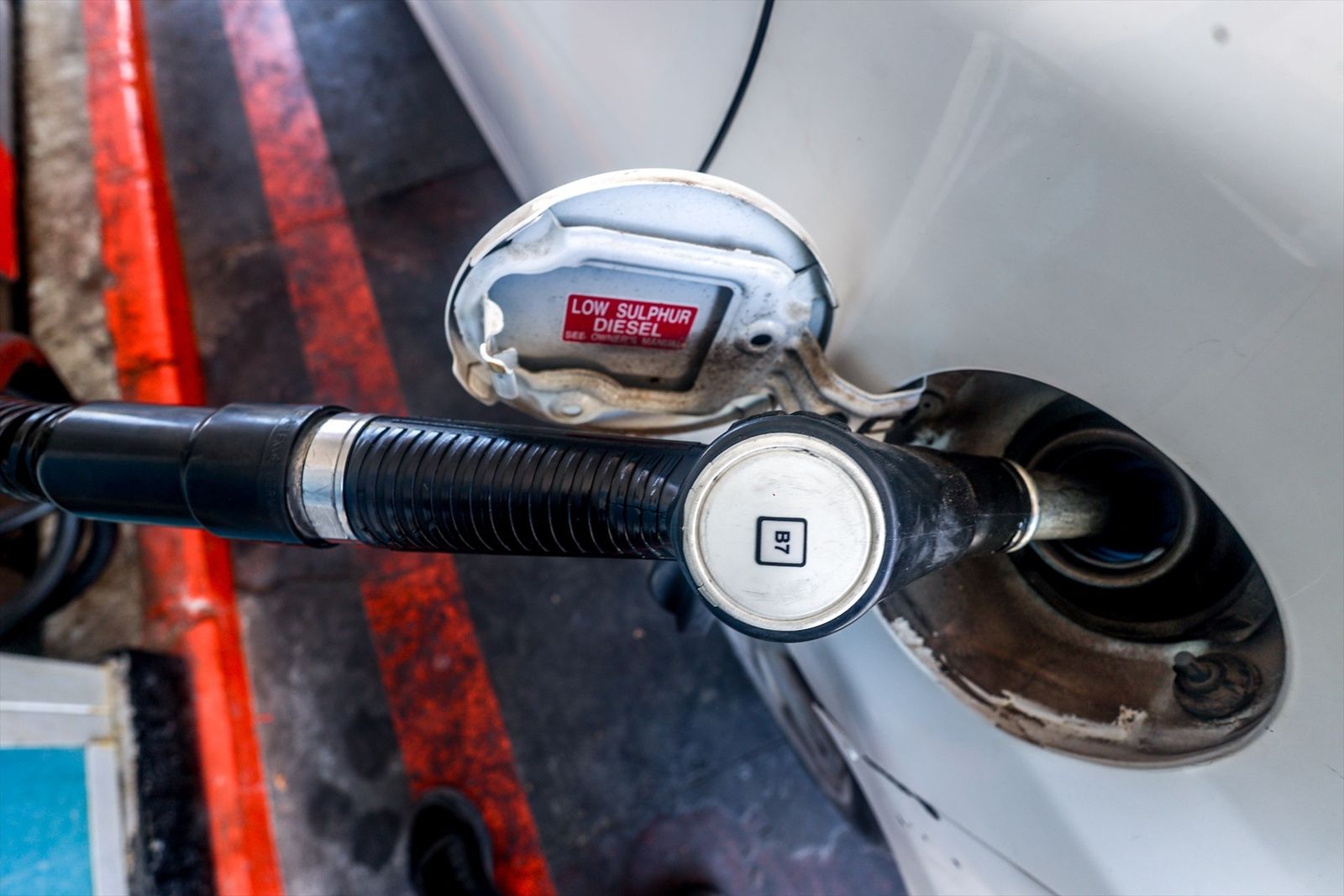 Un coche repostando en una gasolinera