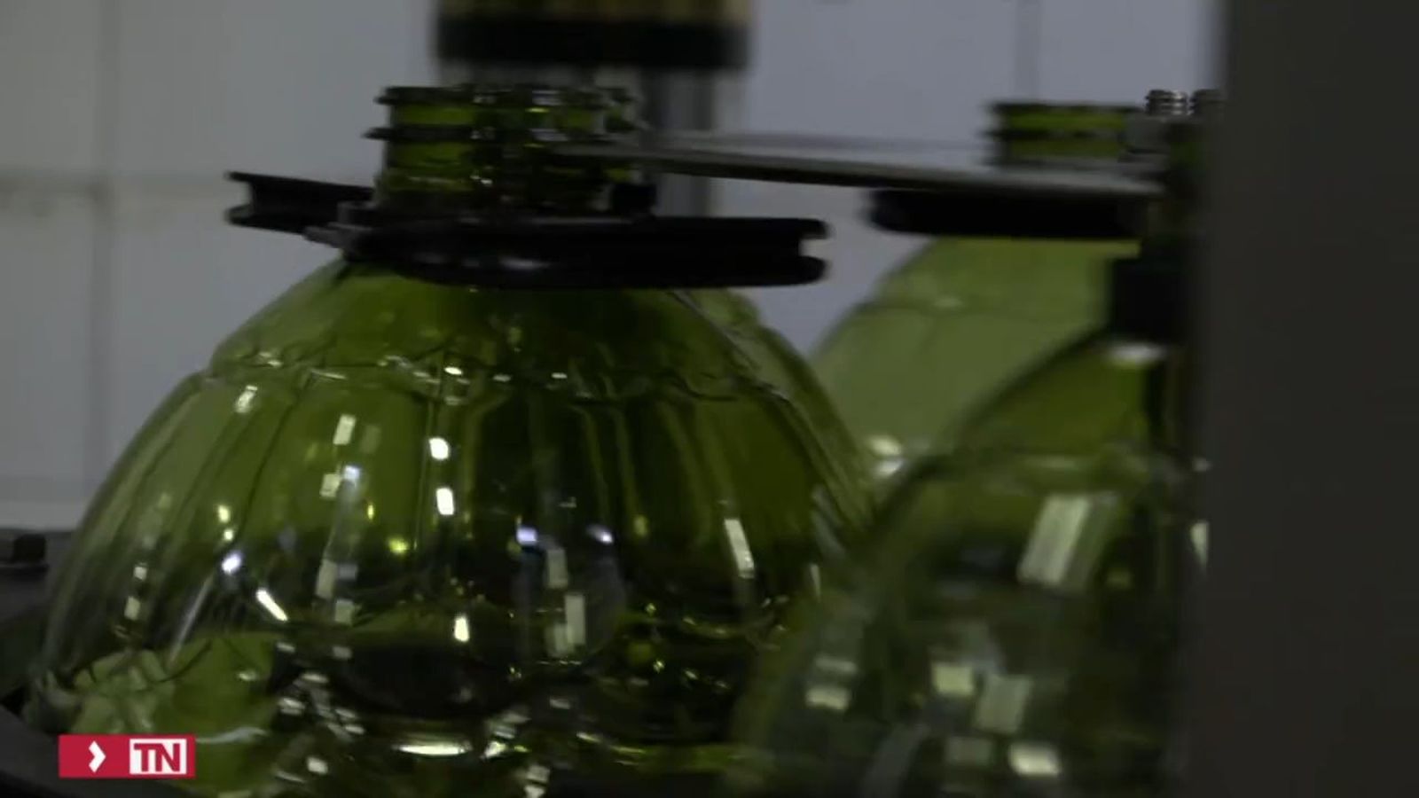 El aceite baja por primera vez en año y medio