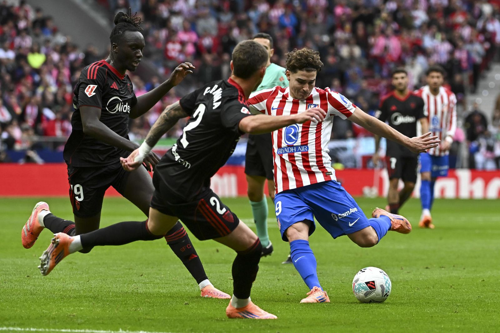 Julián Alvarez ante el Sevilla