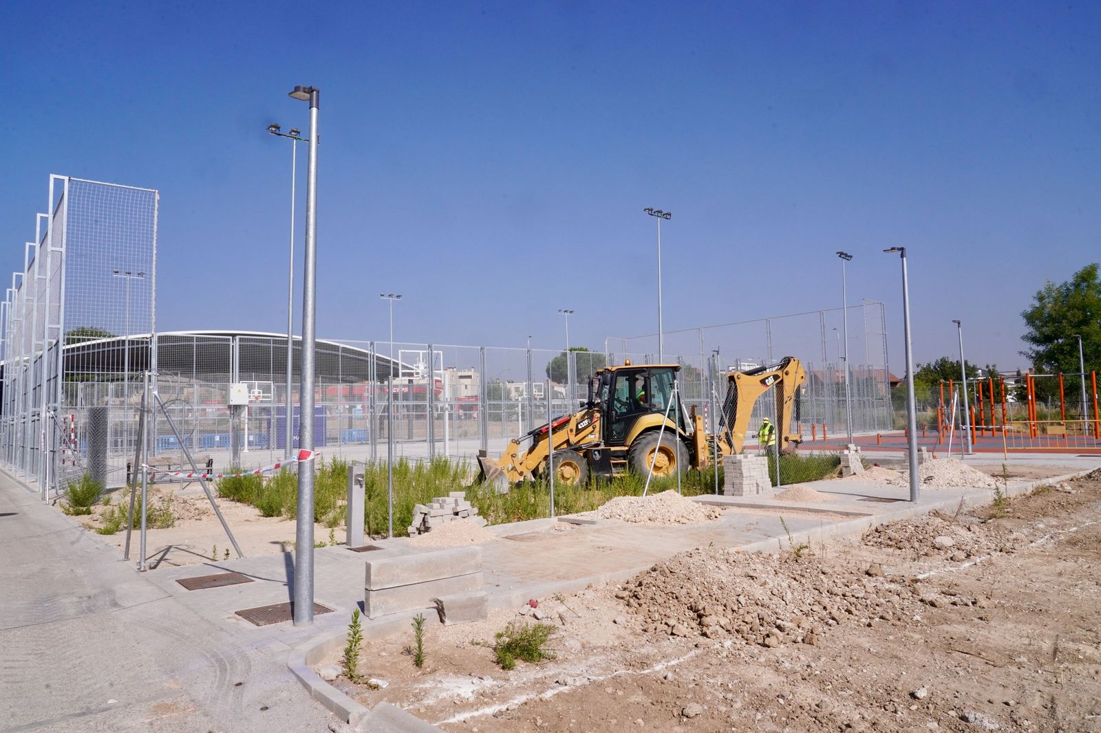 Siguen las obras de mejora del polideportivo 'El Barco' de Barajas