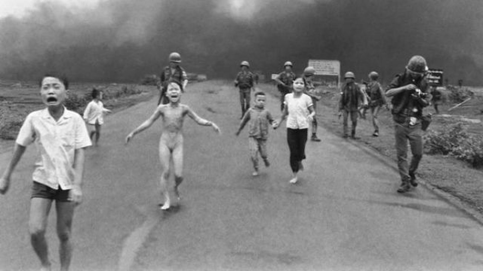 Polémica contra Facebook en Noruega por censurar foto de "La niña del napalm"